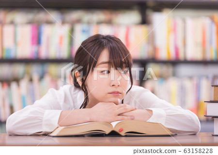年輕女子躺在俯臥 年輕女子躺在俯臥 63158228