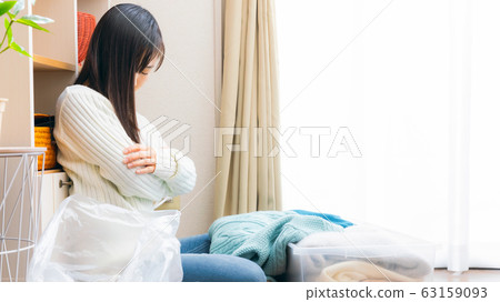 Woman napping in the middle of housework 16: 9 63159093