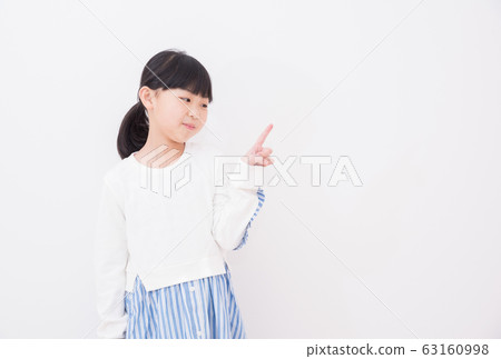 小學女生擺姿勢 63160998