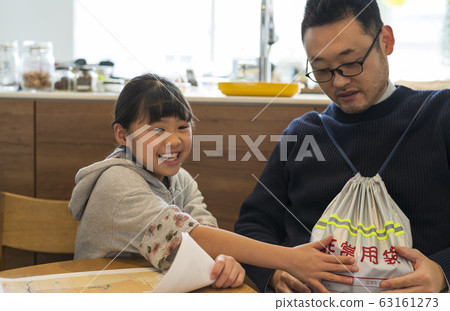 父母和孩子在完整的應急外賣袋中嬉戲 父母和孩子在完整的應急外賣袋中嬉戲 63161273