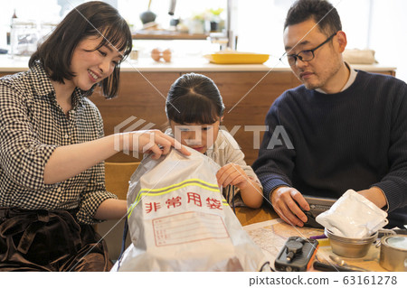 父母和孩子將行李放在應急手提袋中 63161278