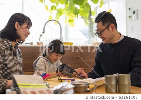 家庭學習如何使用手持可充電燈 家庭學習如何使用手持可充電燈 63161503