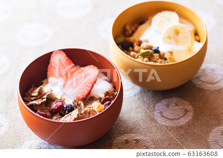 Cereal granola and blanc Cereal granola and blanc 63163608