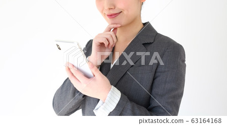 經營智能手機的女商人的形象 63164168
