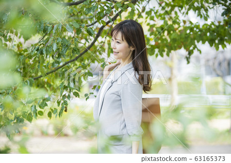 通勤的商界女強人 63165373