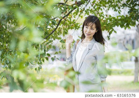 通勤的商界女強人 通勤的商界女強人 63165376
