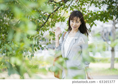 通勤的商界女強人 通勤的商界女強人 63165377