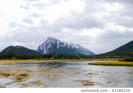 秋季加拿大落基山脈的蘭德山和朱紅湖在多雨的陽光下（加拿大班夫國家公園） 63166159