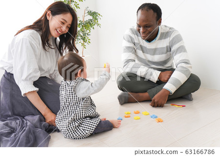 一個經歷英語對話課堂的嬰兒 一個經歷英語對話課堂的嬰兒 63166786