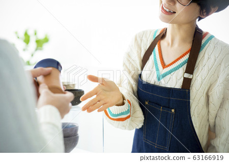 Women, pottery, potters, artists, shops, shops, salesclerks 63166919