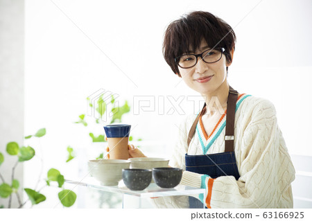 Women, pottery, potters, artists, shops, shops, salesclerks 63166925