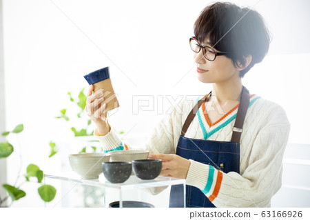 Women, pottery, potters, artists, shops, shops, salesclerks 63166926