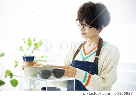 Women, pottery, potters, artists, shops, shops, salesclerks 63166927