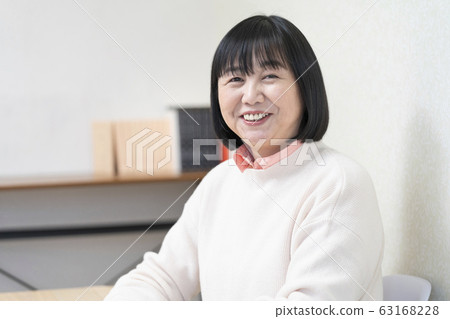 50多歲的女人微笑 63168228