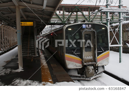 Winter Joetsu Line E 129 series (Minakami Station) Winter Joetsu Line E 129 series (Minakami Station) 63168847