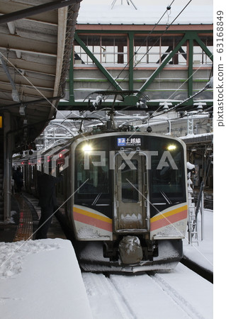 Winter Joetsu Line E 129 series (Minakami Station) Winter Joetsu Line E 129 series (Minakami Station) 63168849