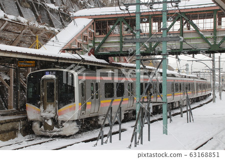 Winter Joetsu Line E 129 series (Minakami Station) 63168851