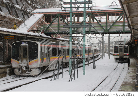 Winter Joetsu Line E 129 series (Minakami Station) Winter Joetsu Line E 129 series (Minakami Station) 63168852