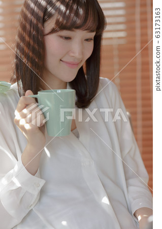 女人花在窗戶旁邊 女人花在窗戶旁邊 63173163