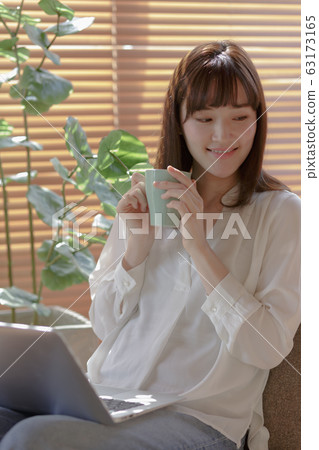 女人花在窗戶旁邊 63173165