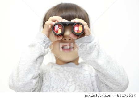 使用歌劇眼鏡的嬰兒(5歲)(白色背景) 使用歌劇眼鏡的嬰兒(5歲)(白色背景) 63173537