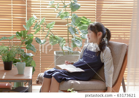 在窗台上讀書的女孩 63173621