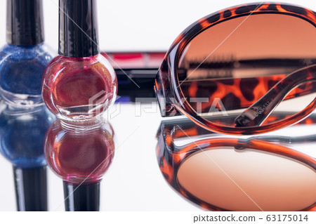 [Cosmetics manicure eyeshadow sunglasses] 63175014