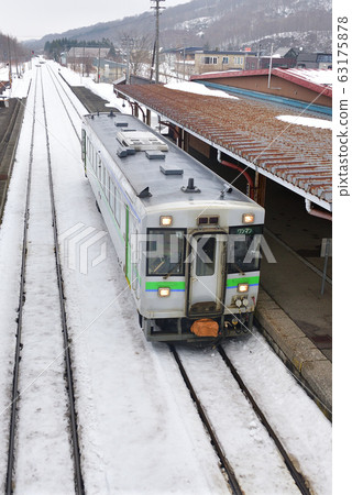 拍攝早春從北海道黑松內町黑松內站進出的普通火車的景色 拍攝早春從北海道黑松內町黑松內站進出的普通火車的景色 63175878