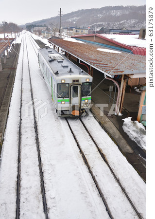 拍攝早春從北海道黑松內町黑松內站進出的普通火車的景色 拍攝早春從北海道黑松內町黑松內站進出的普通火車的景色 63175879