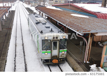 拍攝早春從北海道黑松內町黑松內站進出的普通火車的景色 拍攝早春從北海道黑松內町黑松內站進出的普通火車的景色 63175881