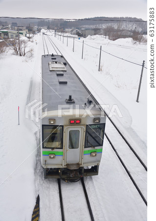 拍攝早春從北海道黑松內町黑松內站進出的普通火車的景色 拍攝早春從北海道黑松內町黑松內站進出的普通火車的景色 63175883