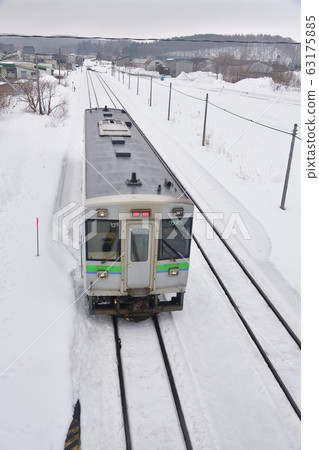 拍攝早春從北海道黑松內町黑松內站進出的普通火車的景色 拍攝早春從北海道黑松內町黑松內站進出的普通火車的景色 63175885
