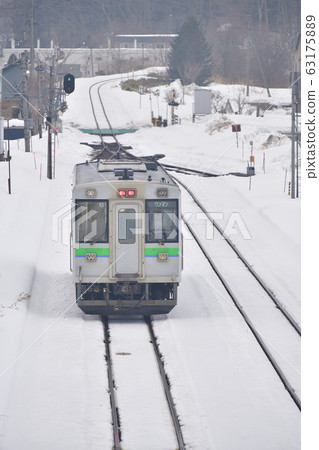 拍攝早春從北海道黑松內町黑松內站進出的普通火車的景色 拍攝早春從北海道黑松內町黑松內站進出的普通火車的景色 63175889