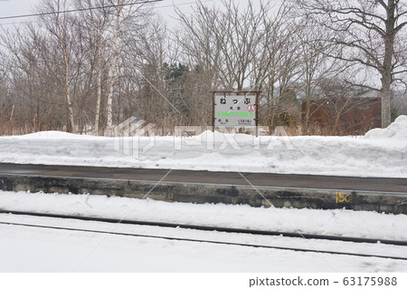 Take a photo of JR Enjin Station in Kuromatsunai Town, Hokkaido in early spring 63175988