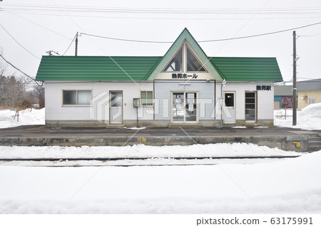 早春拍攝北海道黑松內町JR恩人站的照片 63175991