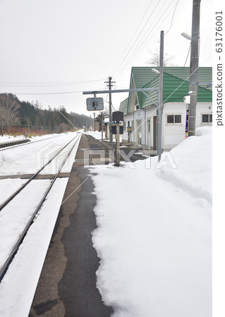 Take a photo of JR Enjin Station in Kuromatsunai Town, Hokkaido in early spring 63176001