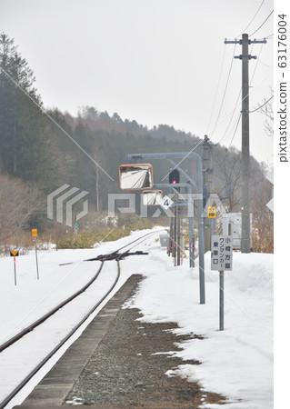 早春拍攝北海道黑松內町JR恩人站的照片 63176004