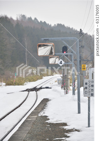 Take a photo of JR Enjin Station in Kuromatsunai Town, Hokkaido in early spring 63176005