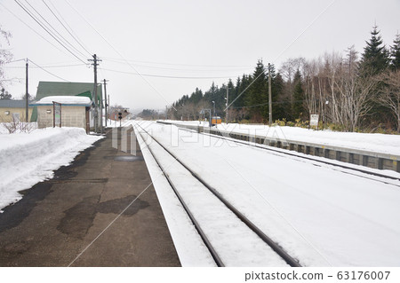 早春拍攝北海道黑松內町JR恩人站的照片 63176007
