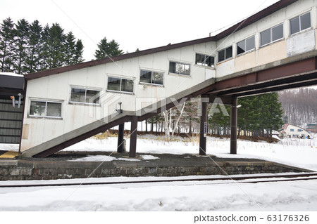 早春拍攝北海道蘭越町JR蘭越站的風景 63176326