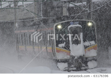 Winter Joetsu Line E129 series (water ⇔ Nagaoka) Winter Joetsu Line E129 series (water ⇔ Nagaoka) 63176396