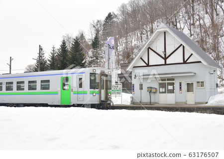 Shooting the scenery of a regular train arriving and departing from JR Kombu Station in Rankoshi-cho, Hokkaido in early spring Shooting the scenery of a regular train arriving and departing from JR Kombu Station in Rankoshi-cho, Hokkaido in early spring 63176507