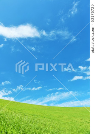 新鮮的夏季藍天和高地景觀 新鮮的夏季藍天和高地景觀 63176729