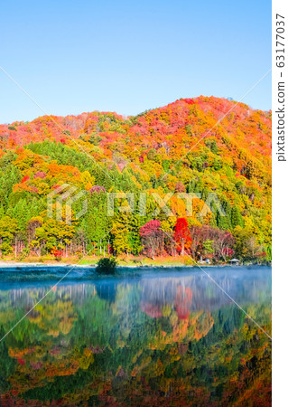 Autumn leaves of Lake Nakatsuna 63177037