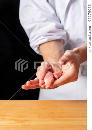 Sushi chef holding a tuna large toro 63179076