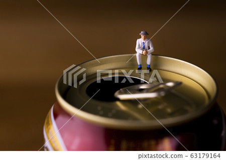 坐在罐裝啤酒的商人 坐在罐裝啤酒的商人 63179164