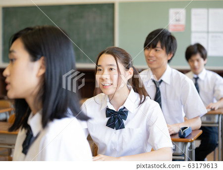 高中生男人和女人上課場景 63179613