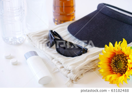 Essential summer items (UV & heat stroke measures) 63182488