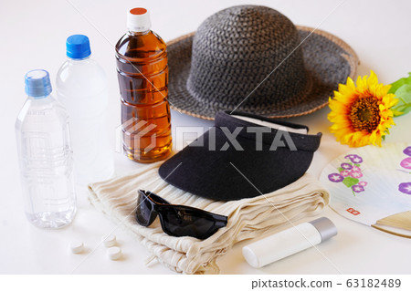 Essential summer items (UV & heat stroke measures) Essential summer items (UV & heat stroke measures) 63182489