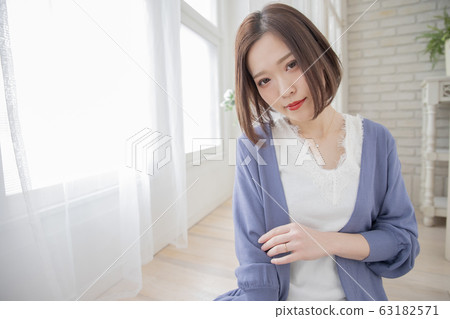 Straight Bob style woman 63182571